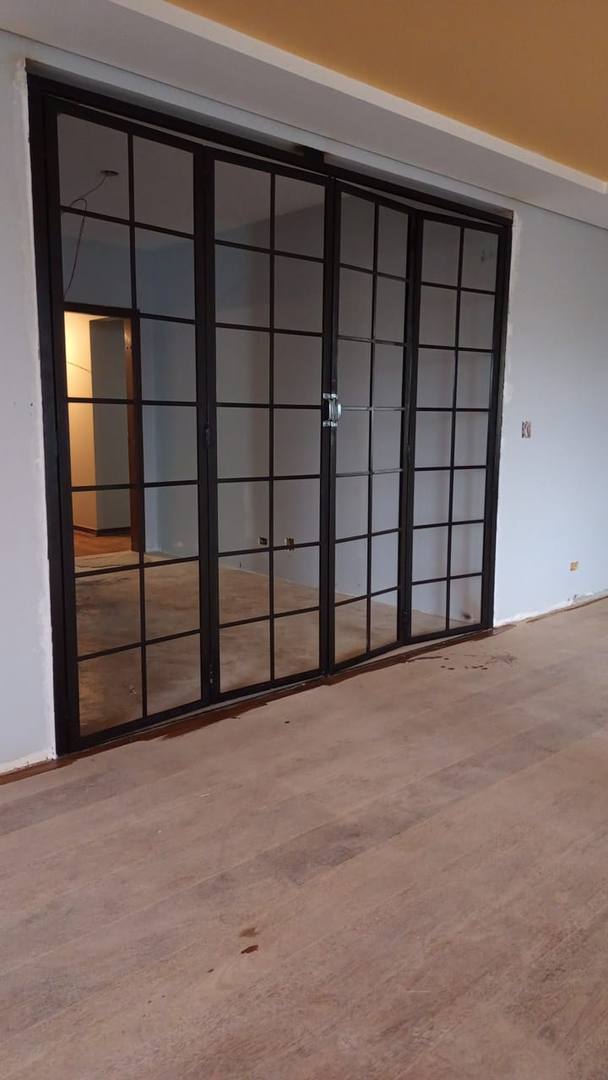 Porta e esquadria de ferro estilo industrial com vidro, fabricada pela SS Serralheria