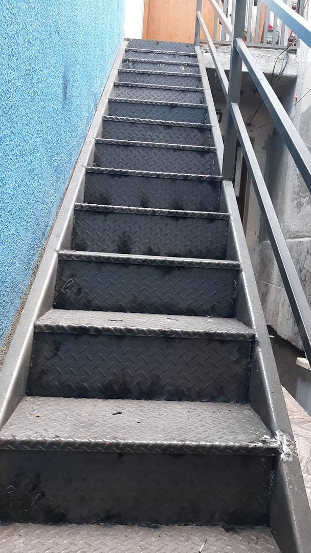 Escada metálica com degraus xadrez fabricada pela SS Serralheria